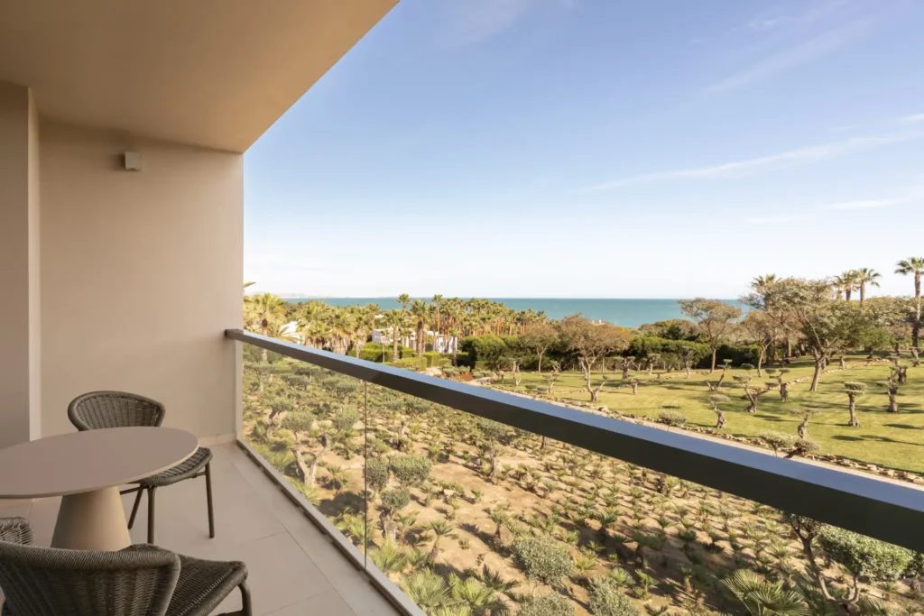 Premium Zimmer mit Kingsize-Bett und Meerblick des Kimpton Atlantico Algarve in Portugal, individuell buchbar bei Fenners Reisen.
