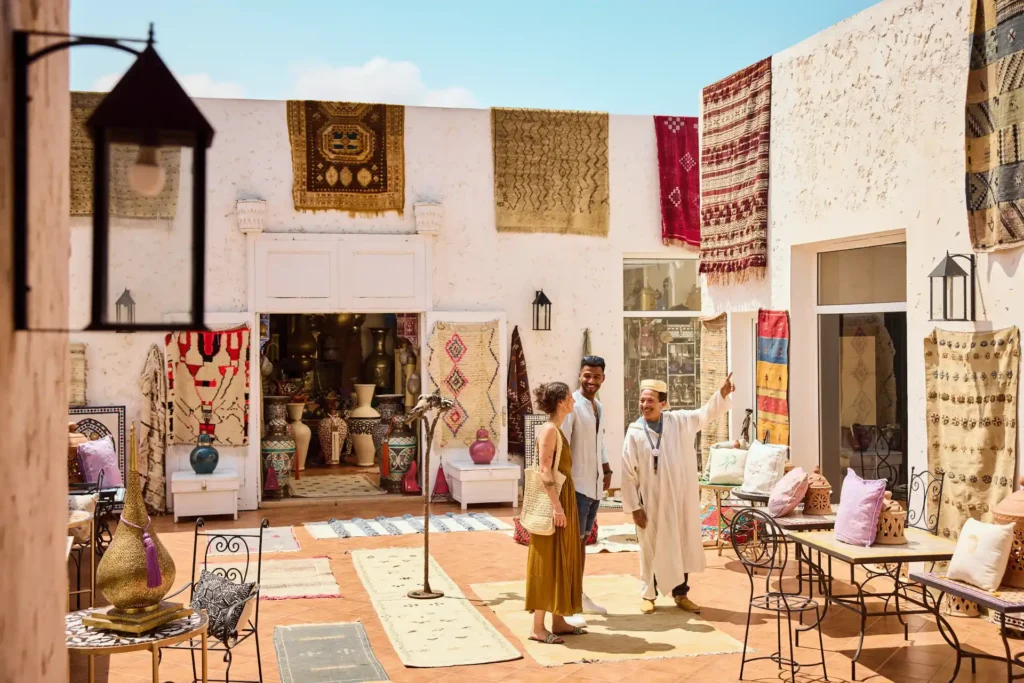 Ein Paar auf einem marokkanischen Basar im ROBINSON Club Agadir. Der Aufenthalt kann individuell bei Fenners Reisen gebucht werden - zu besten Konditionen!