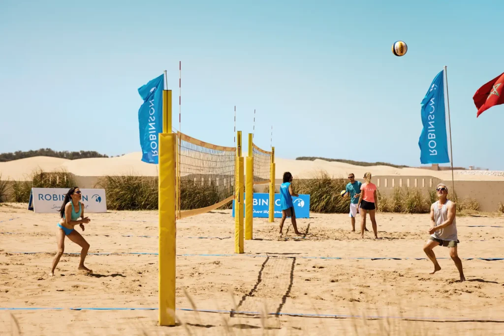 Beachvolleyballer im ROBINSON Club Agadir. Der Club bietet ein besonders vielfältiges Sport- und Freizeitangebot. Katharina Fenners gestaltet den Aufenthalt individuell!