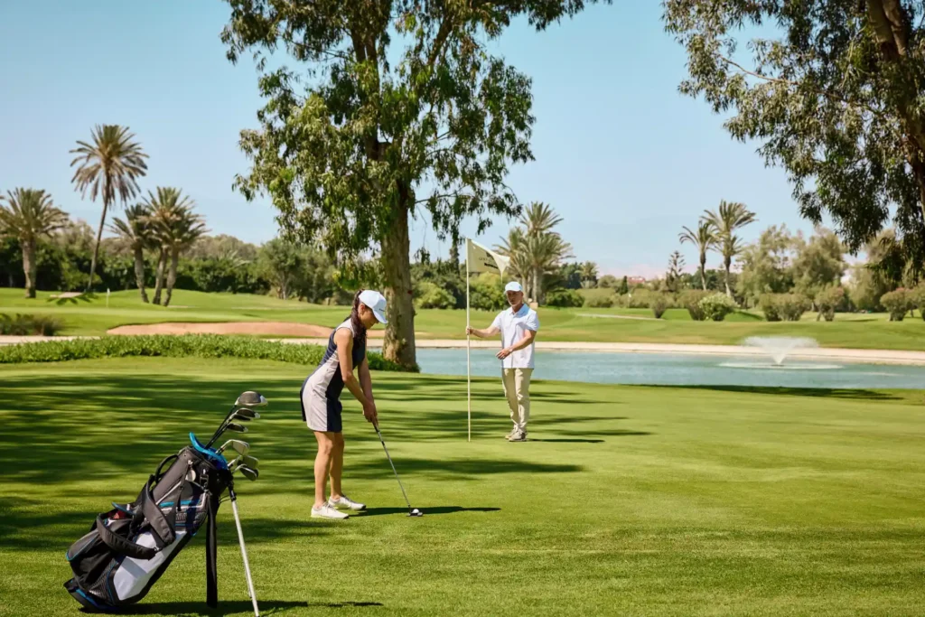 Golfer auf einem Golfplatz nahe des ROBINSON Club Agadir. Der Club bietet ideale Voraussetzungen für einen Golfurlaub in Marokko! Golf-Expertin Katharina Fenners berät Sie individuell und gestaltet Ihren Golfurlaub in Agadir!
