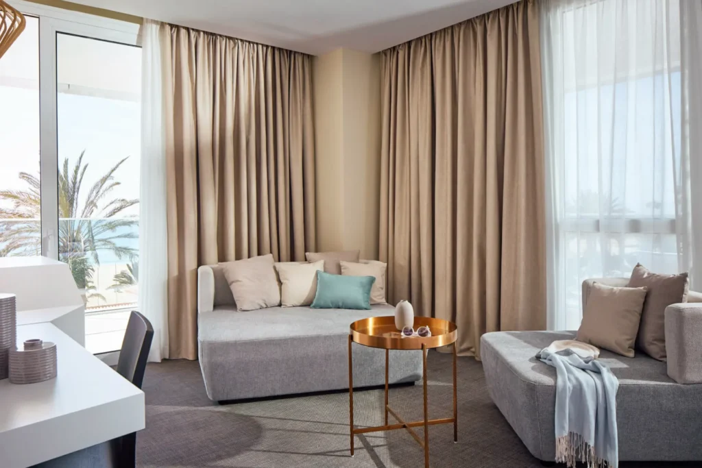 Die Junior Suite Superior Torre liegt im modernisierten Hauptgebäude des ROBINSON Jandia Playa und bietet viel Platz. Individuell buchbar für Ihren Fuerteventura Cluburlaub bei Fenners Reisen!