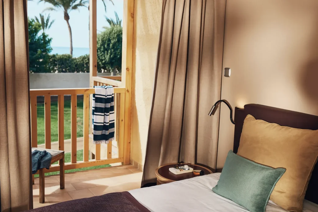 Diese Suite Classic Pueblo liegt im niedrigeren Nebengebäude des ROBINSON Jandia Playa und bietet Blick in den Garten. Individuell buchbar bei Fenners Reisen!