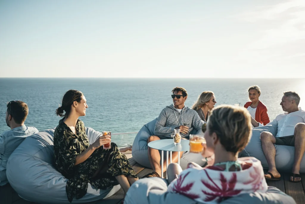 Geselliges Miteinander mit Meerblick im ROBINSON Jandia Playa - der Adults-only-Club ist perfekt für Paare und Alleinreisende. Bei Fenners Reisen buchen Sie den Aufenthalt individuell!
