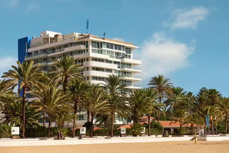 Das modernisierte Torre-Gebäude des ROBINSON Jandia Playa liegt direkt an einem der schönsten Strände der Kanaren. Buchen Sie einen Fuerteventura Cluburlaub bei Fenners Reisen!