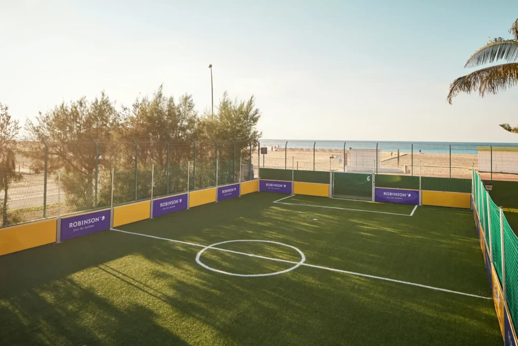 Ein Sportplatz mit Meerblick des ROBINSON Jandia Playa. Aktive Urlauber profitieren von vielen Angeboten direkt am kilometerlangen Sandstrand! Buchen Sie einen entspannten Fuerteventura Cluburlaub bei Fenners Reisen!