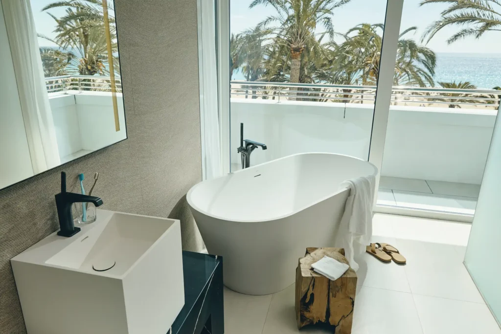 Das Badezimmer der Junior Suite Classic Torre mit Meerblick im ROBINSON Jandia Playa verwöhnt mit freistehender Badewanne. Individuell buchbar bei Fenners Reisen!