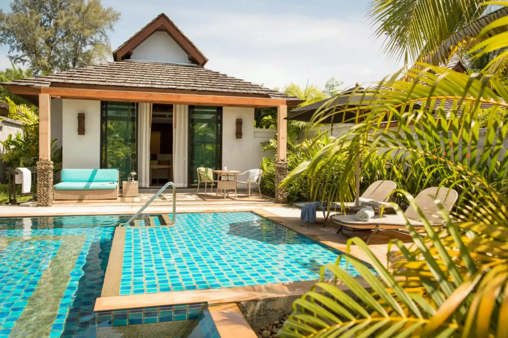 Diese Pool Villa Superior des ROBINSON Khao Lak bietet viel Platz für bis zu drei Personen - individuell buchbar bei Fenners Reisen.