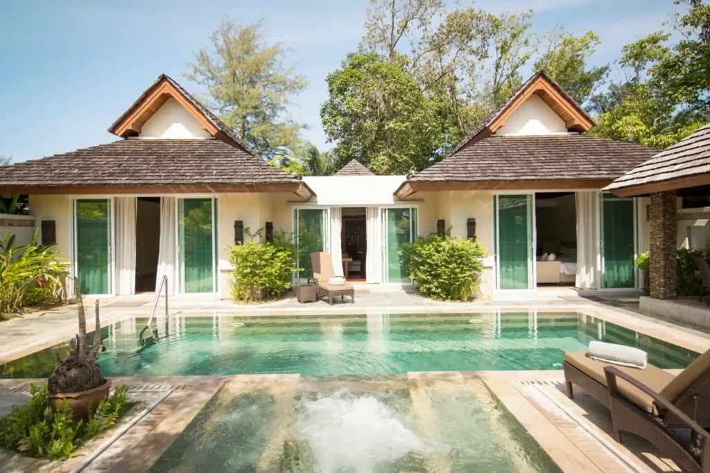Besonders viel Platz bietet diese Deluxe-Poolvilla mit zwei Schlafzimmern des ROBINSON Khao Lak - individuell buchbar für einen Familienurlaub in Thailand bei Fenners Reisen.