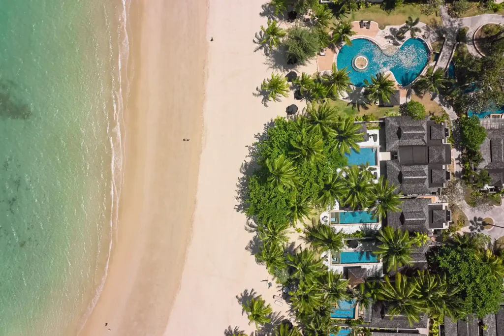 Blick aus der Luft auf den ROBINSON Khao Lak, der direkt an einem der schönsten Strände Südthailands liegt. Der Aufenthalt kann individuell bei Fenners Reisen gebucht werden.