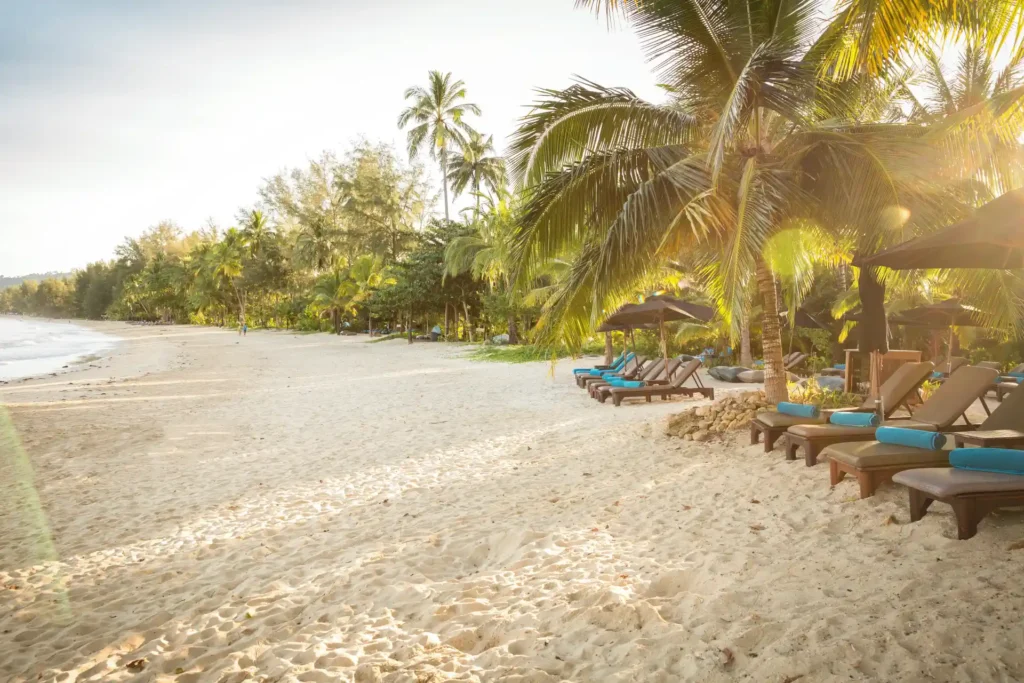 Der feinsandige Strand mit seinem flach abfallenden Wasser vor dem ROBINSON Khao Lak zählt zu den schönsten Stränden Thailands. Buchen Sie ein Zimmer, ein Bungalow oder eine Villa mit Pool bei Fenners Reisen.