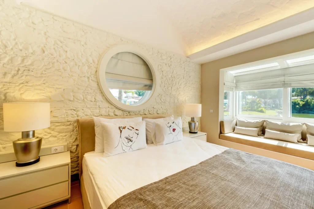 Ein Bungalow des ROBINSON Nobilis mit lustigen Details auf den Kissen und Blick in den Garten - die perfekte Wahl für einen Familien-Cluburlaub in der Türkei! Katharina Fenners gestaltet Ihre Reise nach Maß.