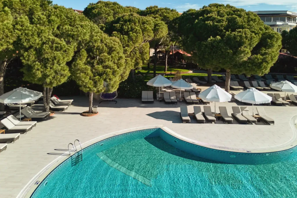 Blick auf einen der Pools des ROBINSON Nobilis. Sie planen einen Cluburlaub in der Türkei?Katharina Fenners berät Sie individuell!
