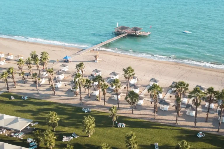 Blick aus der Luft auf den Strand mit Balibeds des ROBINSON Nobilis in der Türkei. Der Aufenthalt kann individuell bei Fenners Reisen gebucht werden!