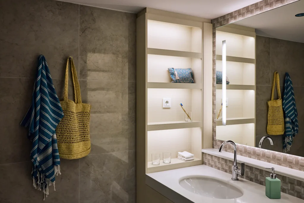 Ein Hamam-Tuch und ein Strandkorb hängen in einem Badezimmer des ROBINSON Nobilis. Der Aufenthalt kann individuell bei Fenners Reisen gebucht werden.