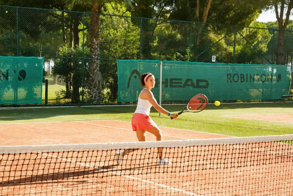 Tennisspielerin im ROBINSON Nobilis. Der Club bietet eine große Palette an Aktivitäten an Land und zu Wasser. Jetzt bei Fenners Reisen buchen!