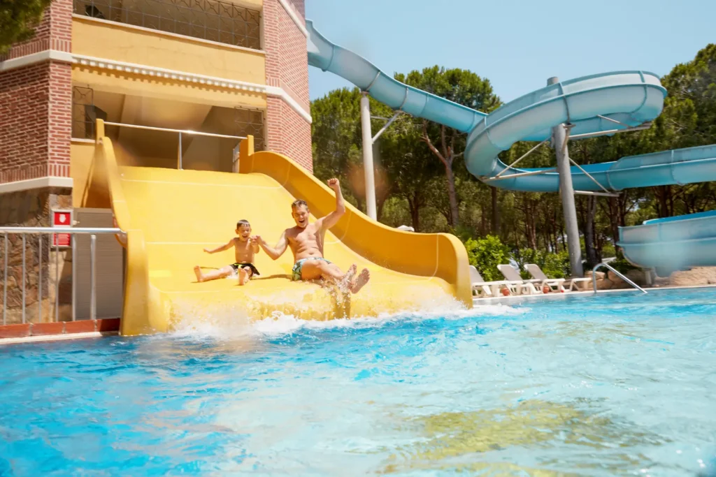 Ein Vater und ein Sohn rutschen in den Pool des ROBINSON Nobilis. Sie planen einen Familienurlaub in der Türkei? Katharina Fenners berät Sie individuell und findet das perfekte Resort oder den richtigen Club für Sie!