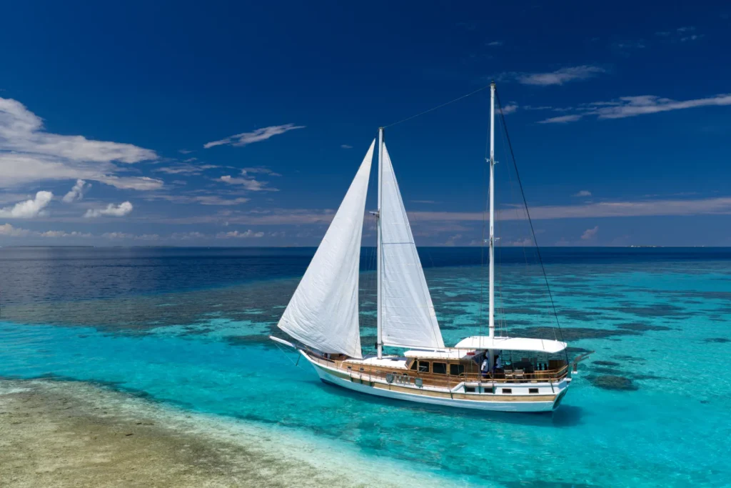 Die Privatyacht des V Villas Maldives at Mirihi kann für exklusive Ausflüge gebucht werden. Katharina Fenners arrangiert Ihren maßgeschneiderten Aufenthalt in diesem frisch renovierten Malediven-Resort!