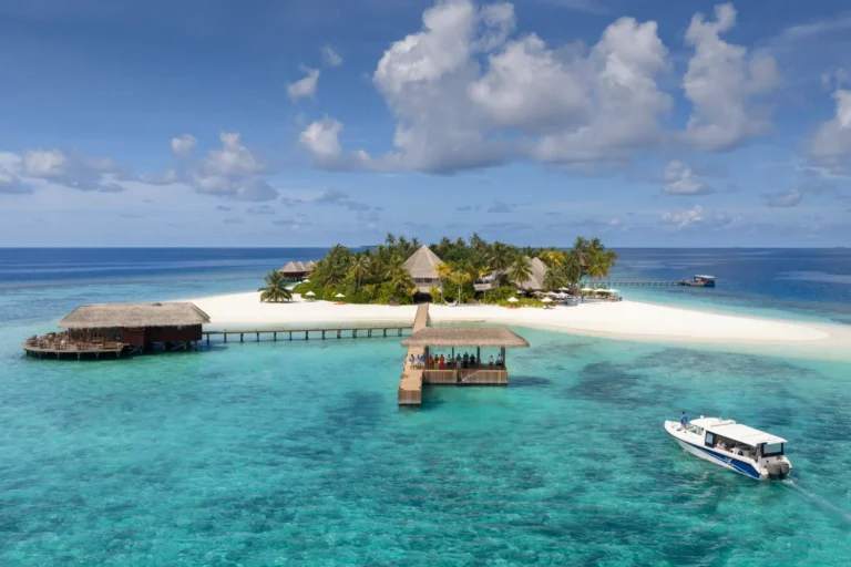 Blick von vorn auf den Hauptsteg und die winzige Insel Mirihi. Die nur 42 Villen des V Villas Maldives at Mirihi sind Teil der MGallery Collection und frisch renoviert - individuell buchbar für exklusiven Barfuß-Luxus auf den Malediven bei Fenners Reisen!