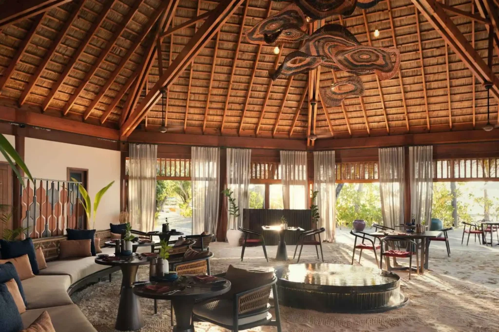 In diesem Restaurant speisen Gäste mit den Füßen im Sand - das neu gestaltete V Villas Maldives at Mirihi steht für entspannten Barfuß-Luxus. Malediven-Expertin Katharina Fenners gestaltet Ihren individuellen Aufenthalt!