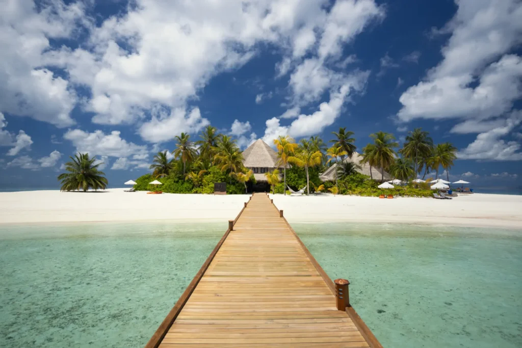 Ein langer Steg führt zur winzigen Insel Mirihi, auf der sich die 42 exklusiven Villen des kürzlich renovierten V Villas Maldives at Mirihi, Teil der MGallery Collection, befinden. Individuell buchbar bei Fenners Reisen!