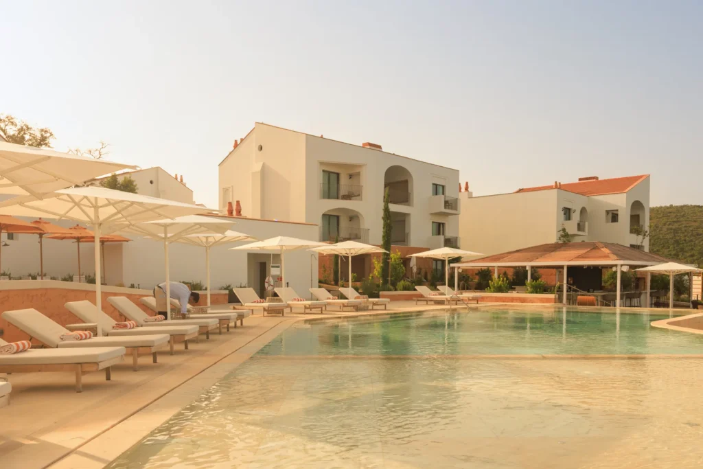 Die Poollandschaft des Viceroy at Ombria Algarve ist bezeizt und lädt zum Entspannen mit Blick auf die umliegende Landschaft ein. Katharina Fenners gestaltet Ihren individuellen Aufenthalt!