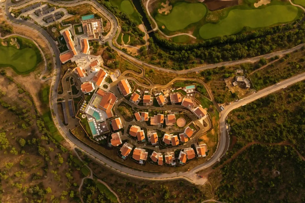 Vogelperspektive auf das neue Viceroy at Ombria Algarve, das sich, einem portugiesischen Dorf nachempfunden, in die Natur einfügt und direkt neben dem spektakulären Ombria-Golfplatz liegt. Buchbar bei der Portugal-Spezialistin Katharina Fenners für luxuriöse Portugal Golfurlaube und mehr!