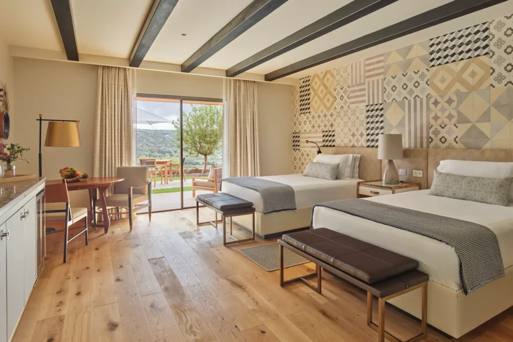 Residenz mit zwei Schlafzimmern und Blick auf die Hügel der Algarve von der eigenen Terrasse. Buchbar für Ihre Portugal Luxusreise bei Fenners Reisen.