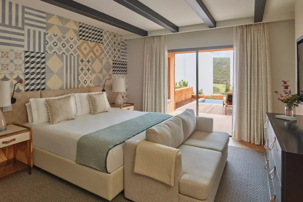 Diese Residenz mit zwei Schlafzimmern und Pool liegt im idyllischen Hinterland der Algarve und doch nicht weit vom Strand - ideal für exklusive Golfurlaube in Portugal oder Familienreisen, individuell buchbar bei Katharina Fenners.