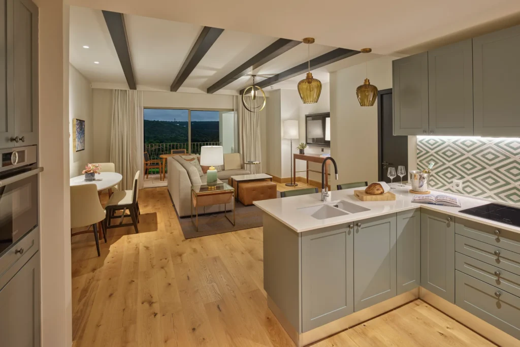 Diese Residenz mit zwei Schlafzimmern bietet eine voll ausgestattete Küchenzeile sowie einen Wohn- und Essbereich - buchbar für einen luxuriösen Algarve Familienurlaub oder eine Portugal Golfreise bei der Reiseexpertin Katharina Fenners.