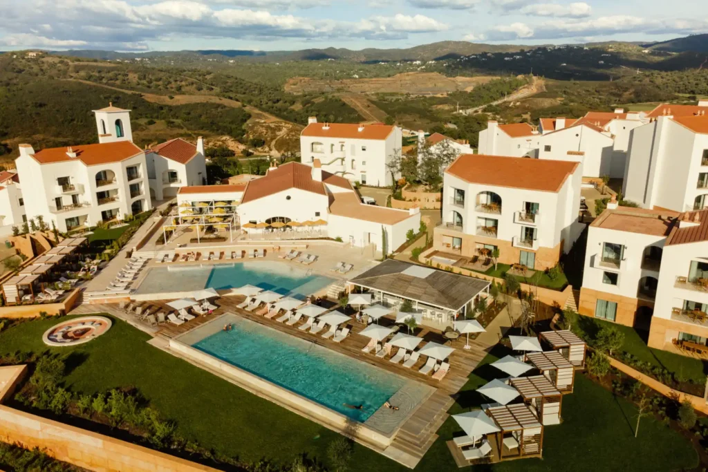 Das Viceroy at Ombria Algarve sieht mit seinen weiß getünchten Fassaden aus wie ein portugiesisches Dorf, wären da nicht die erfrischenden Pools. Buchbar sind die Zimmer, Suiten und Residenzen bei Fenners Reisen.