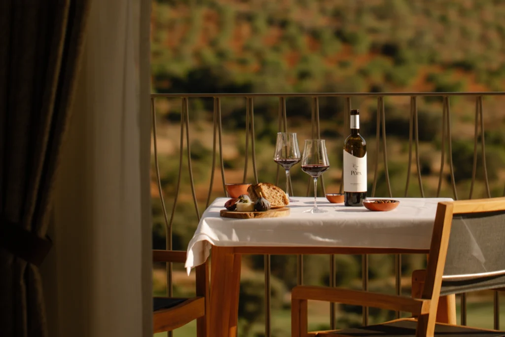 Wein, Brot und Käse auf einem Balkon mit Blick auf die Olivenhaine der Algarve. Sie planen einen Portugal Luxusurlaub oder eine Golfreise nach Portugal? Katharina Fenners kennt die besten Resorts und Golfplätze des Landes und berät Sie individuell!