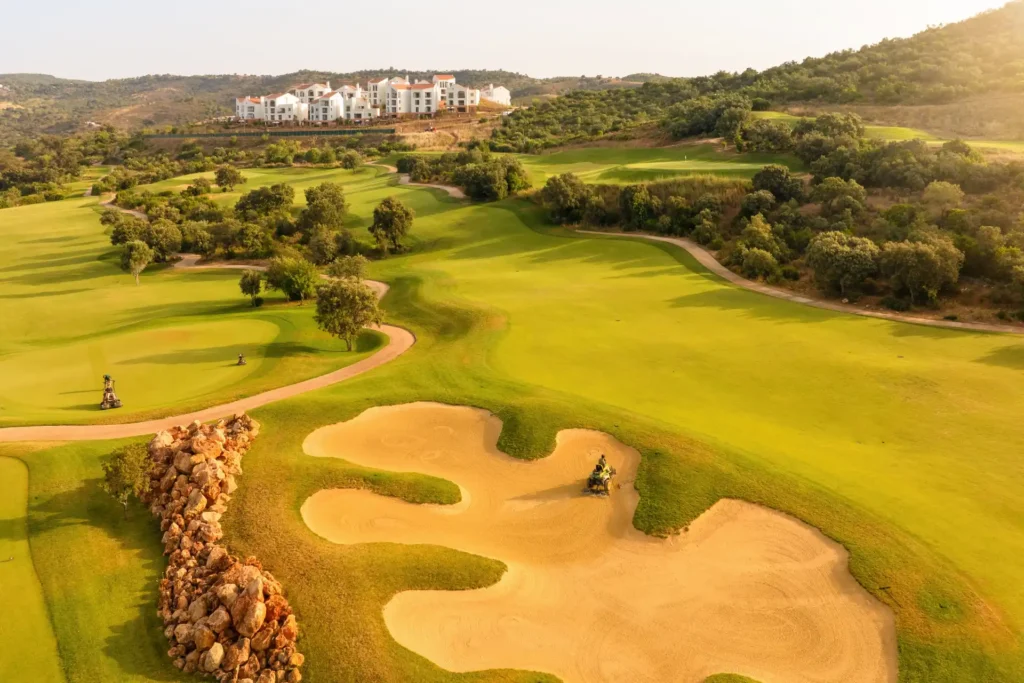 Der 18 Loch Ombria Golfplatz aus der Luft gesehen, im Hintergrund das direkt angrenzende Viceroy at Ombria Algarve, der zu den spannendsten Golfplätzen Portugals zählt. Ein heißer Tipp für einen Portugal Golfurlaub, maßgeschneidert organisiert von Fenners Reisen!