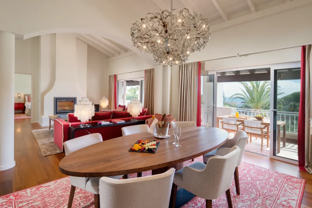 Die Penthouse Suite eines portugiesischen Luxushotels, mit rotem Mobiliar, Kamin, weiten Fluchten und Blick in die Natur - individuell buchbar für Ihre Portugal Luxusreise bei der Expertin Katharina Fenners!