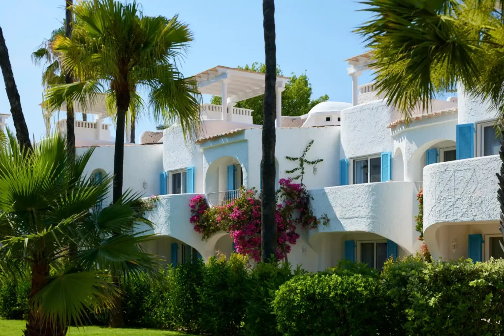 Harmonisch schmiegen sich die weiß geschwungenen Fassaden der Oasis Suiten des Vila Vita Parc Hotels ins Grüne. Die Suiten können für Ihre Portugal Luxusreise bei der Portugal Expertin Katharina Fenners gebucht werden!