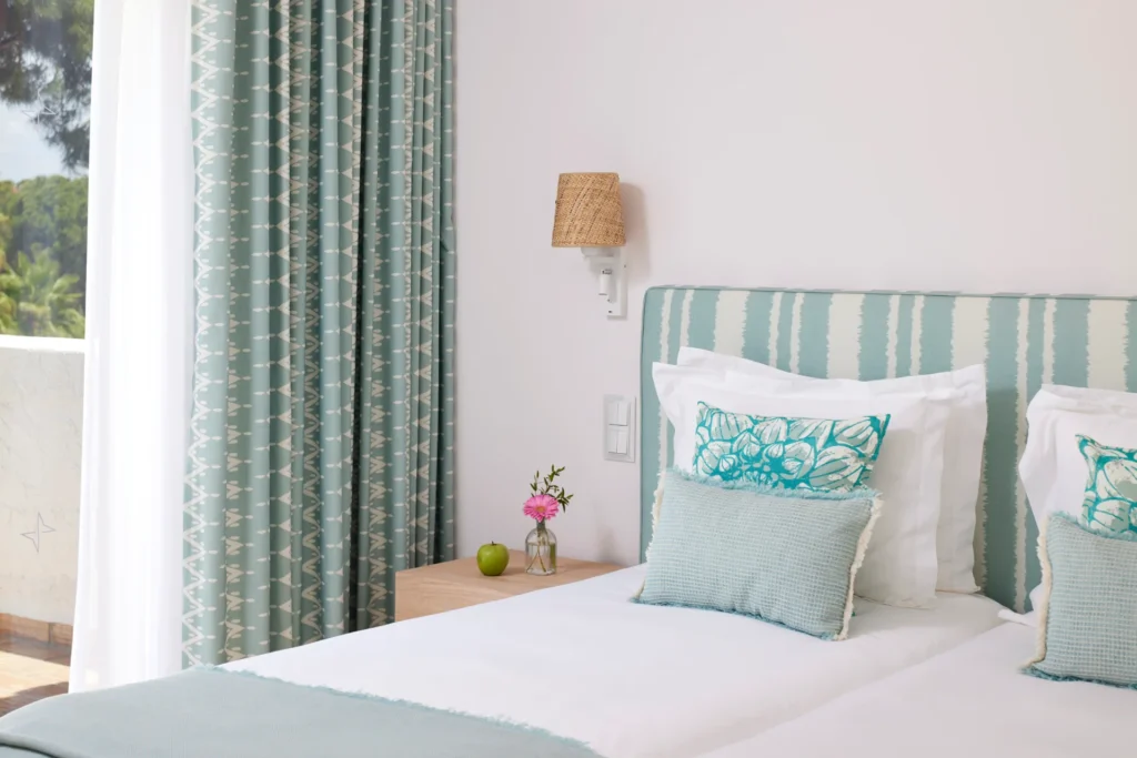 Schlafzimmer einer Oasis Family Suite des Vila Vita Parc Hotels in Portugal, buchbar bei Fenners Reisen.