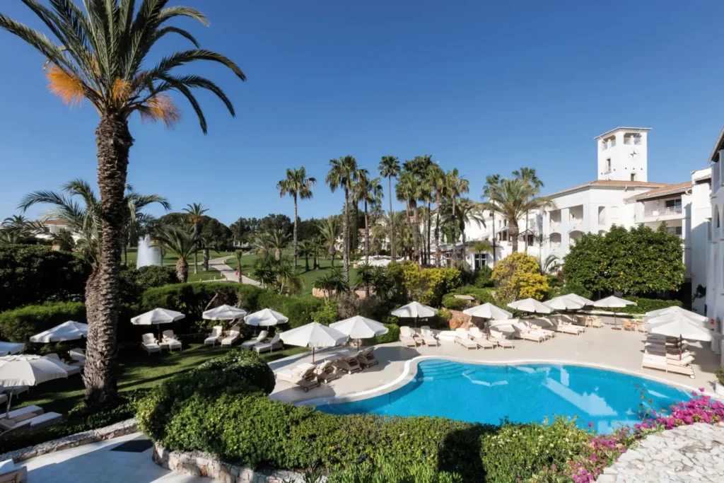 Blick auf den Pool des luxuriösen Vila Vita Parc an der Algarve in Portugal, buchbar für Ihre Portugal Luxusreise bei Fenners Reisen.