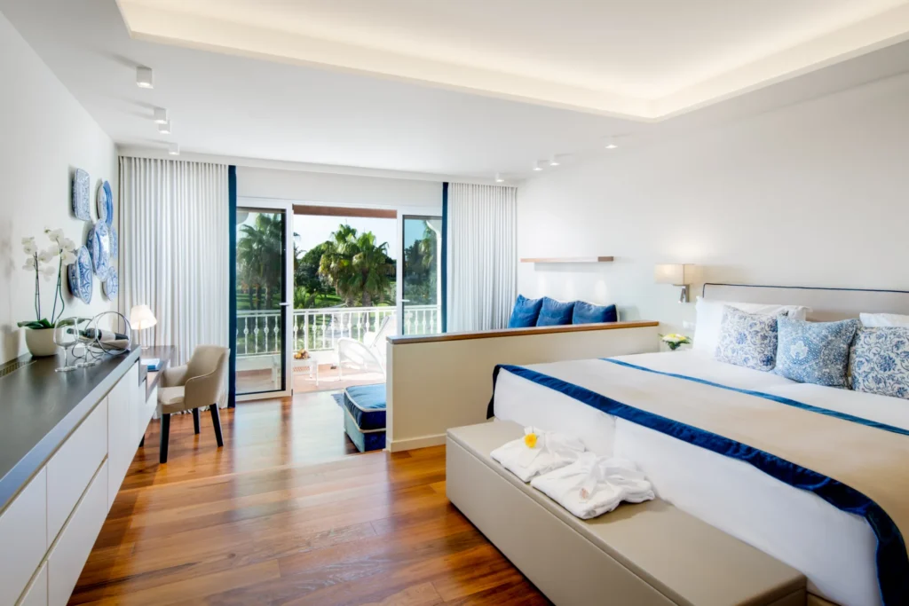 Deluxezimmer mit Gartenblick eines portugiesischen Luxushotels an der Algarve. Sie planen einen Luxusurlaub in Portugal? Katharina Fenners kennt die besten Resorts und Hotels und berät Sie individuell!