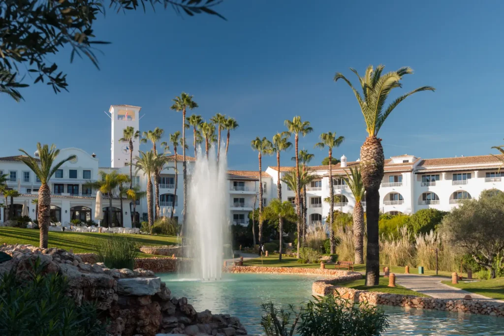 Das Hauptgebäude mit Springbrunnen des Vila Vita Parc Luxusresorts in Portugal. Es zählt zu den Leading Hotels of the World. Buchen Sie einen maßgeschneiderten Luxusurlaub in Portugal bei Fenners Reisen!