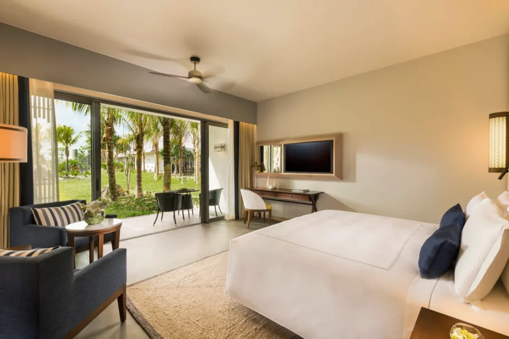 Dieses Deluxe-Gartenzimmer bietet einen traumhaften Blick vom Bett in den tropischen Garten des Resorts. Sie planen eine Luxusreise nach Mauritius? Katharina Fenners ist Expertin für die Inseln im Indischen Ozean und gestaltet Ihren maßgeschneiderten Aufenthalt in dem für Sie perfekten Hotel!