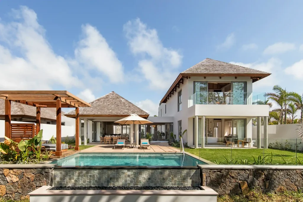 Pool-Villa mit vier Schlafzimmern des Constance Le Chaland Mauritius von außen gesehen - mit schattigen Terrassen, Pavillons und Liegen bietet die Villa viel Platz für große Gruppen oder Hochzeitsgesellschaften. Sie planen eine Hochzeit auf Mauritius? Katharina Fenners gestaltet Ihren Aufenthalt in enger Zusammenarbeit mit den besten Experten und Hotels der Insel!