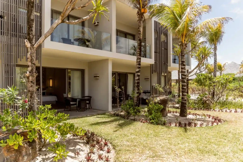Die Prestige-Gartenzimmer des Constance Le Chaland Mauritius öffnen sich zum tropischen Garten des Resorts und können individuell bei Fenners Reisen gebucht werden.