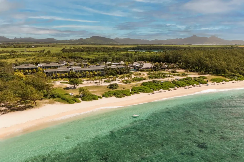 Blick aus der Luft auf das Luxusresort Constance Le Chaland Mauritius, traumhaft eingebettet zwischen türkisem Meer, weißem Traumstrand und weiter Natur. Buchen Sie einen besonderen Mauritius Luxusurlaub bei Fenners Reisen!