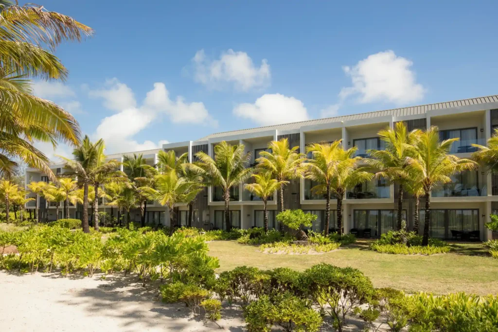 Grüne Gärten rahmen das Hauptgebäude des stilvollen Constance Le Chaland Mauritius. Der Aufenthalt ist individuell bei Fenners Reisen buchbar.