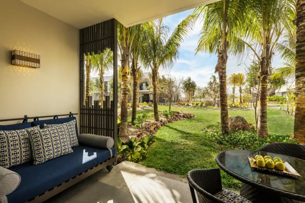 Traumhafter Gartenblick von der eigenen Terrasse eines Deluxe-Gartenzimmers des Constance Le Chaland Mauritius. Das Zimmer kann individuell bei Fenners Reisen gebucht werden!