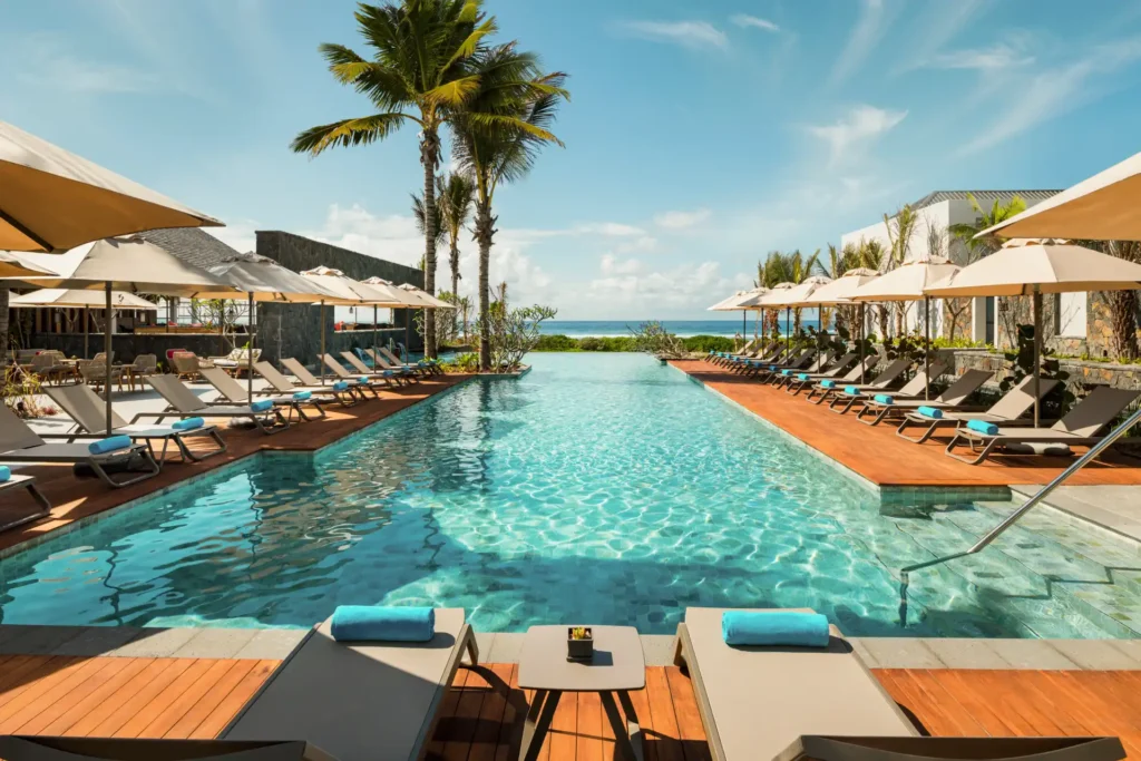 Der Hauptpool eines stilvollen Luxushotels auf Mauritius, mit weitem Blick aufs Meer. Sie planen eine Luxusreise nach Mauritius? Katharina Fenners kennt die besten Hotels und Resorts und berät Sie individuell!