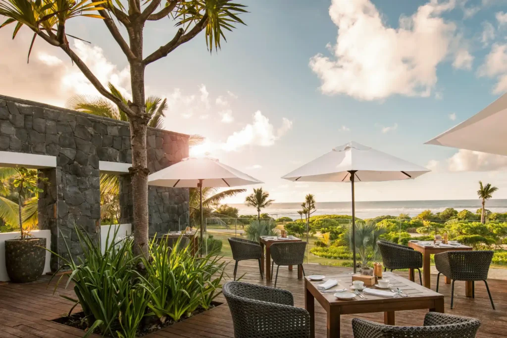 Ein Restaurant des Constance Le Chaland auf Mauritius, mit traumhaftem Meer- und Gartenblick. Das Hotel ist perfekt für Honeymooner, Golfer und Erholungssuchende mit Anspruch! Katharina Fenners gestaltet Ihren Aufenthalt individuell.