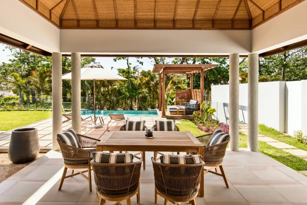 Überdachte Terrasse, Garten und Pool einer Pool-Villa mit zwei Schlafzimmern auf Mauritius, die Platz für bis zu vier Erwachsene und zwei Kinder bietet. Katharina Fenners kenn die besten Resorts und Hotels für Ihren individuellen Mauritius Familienurlaub!