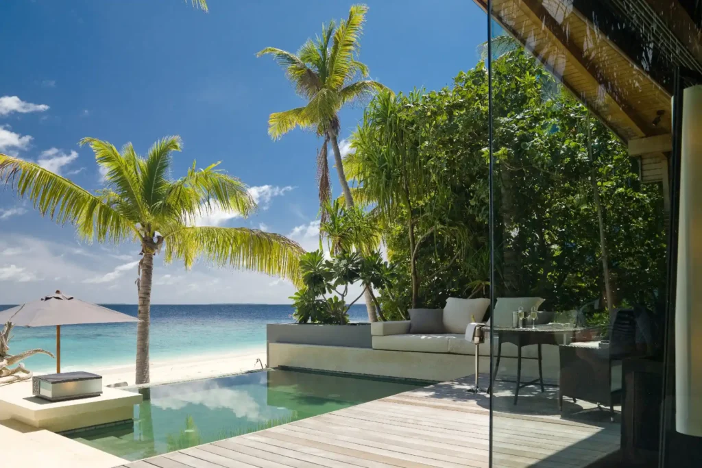 Blick auf die türkise Lagune von einer Strand-Villa mit Pool des Park Hyatt Maldives Hadahaa. Katharina Fenners gestaltet Ihren individuellen Malediven Luxusurlaub.