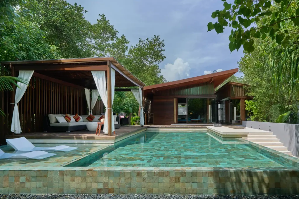 Strand-Villa mit Pool und zwei Schlafzimmern eines maledivischen Luxusresorts. Wer intime Entspannung für bis zu fünf Personen sucht, ist hier richtig! Individuell buchbar bei Fenners Reisen.