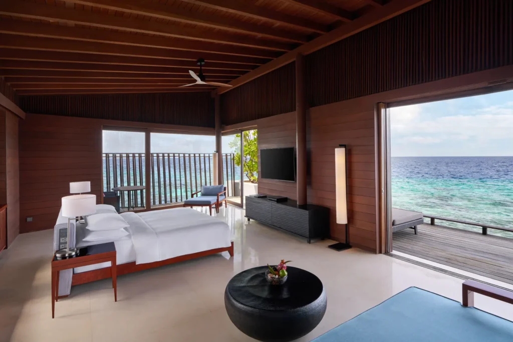Schlafzimmer mit Meerblick einer Überwasser-Villa des Park Hyatt Maldives Hadahaa, individuell buchbar bei Fenners Reisen.